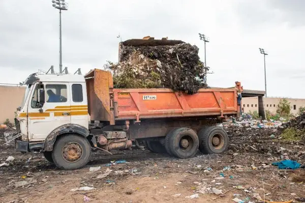 Camion de ramassage des déchets en action à N'Djaména.
