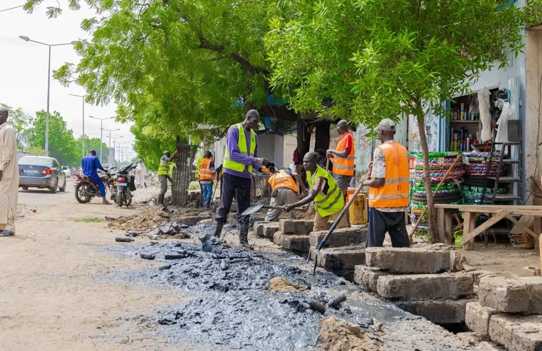 Curage d’un canal rempli de déchets plastiques à N'Djaména.