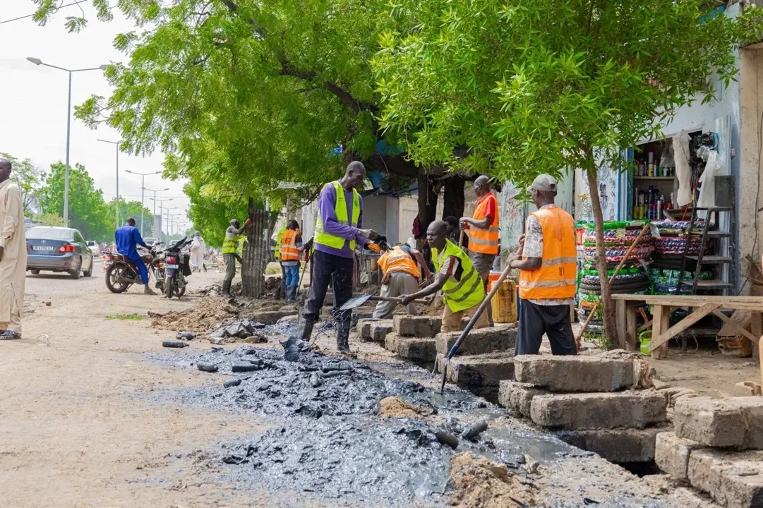 Curage d’un canal rempli de déchets plastiques à N'Djaména.