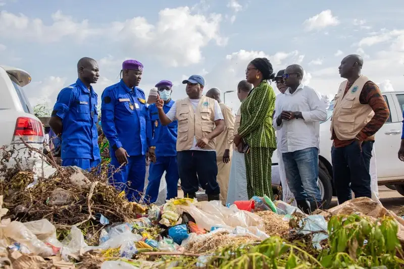 Équipe municipale nettoyant les canaux d’écoulement à N'Djaména.