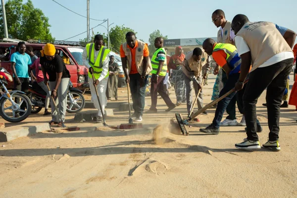 Volontaires nettoyant les rigoles à N'Djaména pour prévenir les inondations.