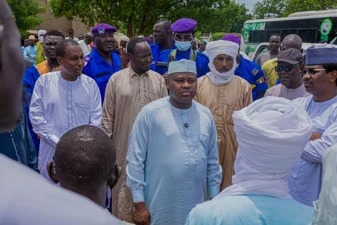 image du maire de Ndjamena entrain de visiter les travaux effectué