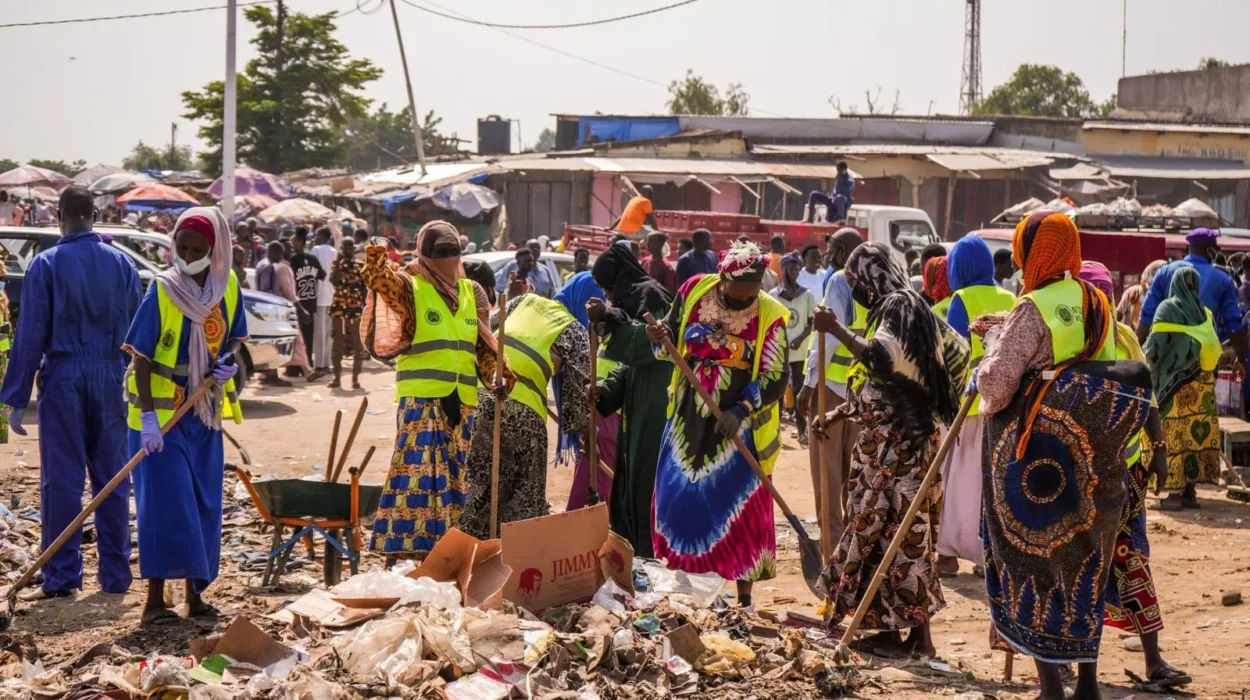 Travaux communautaires de curage dans un quartier de N'Djaména.