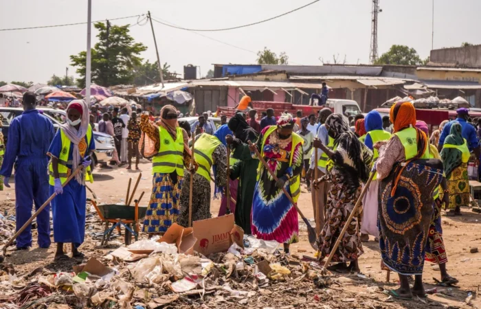 Travaux communautaires de curage dans un quartier de N'Djaména.