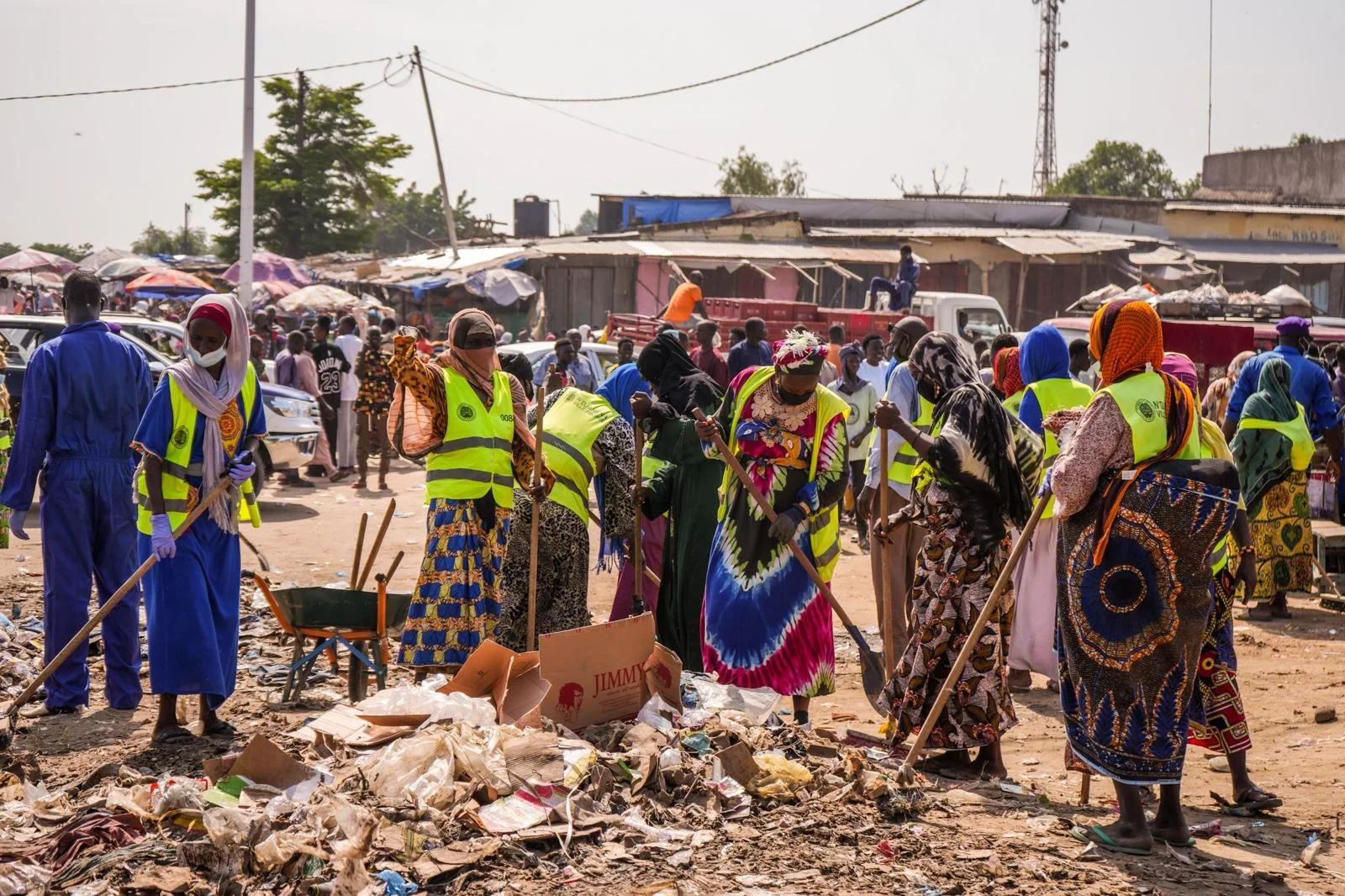 Travaux communautaires de curage dans un quartier de N'Djaména.
