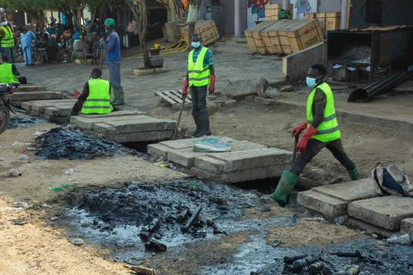 Équipe effectuant le curage des canaux d’évacuation à N'Djaména.
