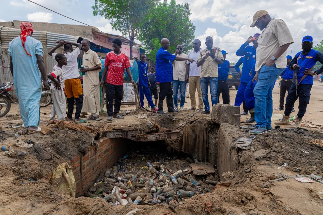 Travaux communautaires de curage dans un quartier de N'Djaména.