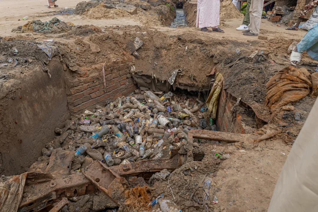 Visite du chantier d’assainissement par les autorités de N'Djaména.